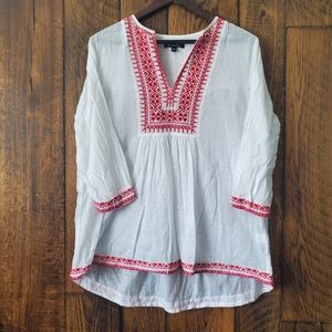 Relatively long sleeve tunic white and red embroidered detail medium